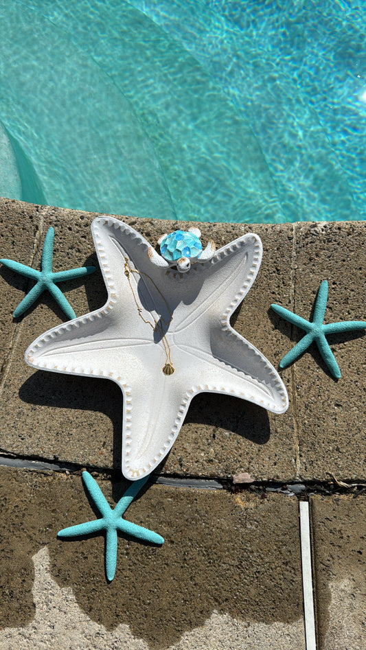 Shell accent pendant necklace